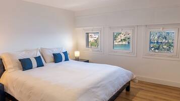 2 bedrooms, desk, soundproofing, iron/ironing board