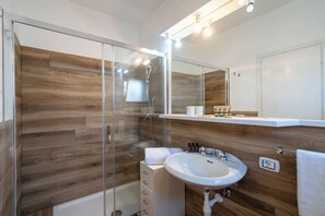Shower, hair dryer, bidet, towels - Sea Life Taormina - Infinity pool (Taormina)