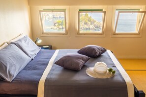 2 chambres, bureau, chambres insonorisées, fer et planche à repasser