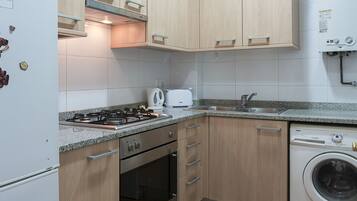 Een koelkast, een microgolfoven, een oven