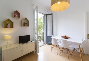 Dining - Cozy Flat with Unbeatable Views of Sagrada Familia (Barcelona)