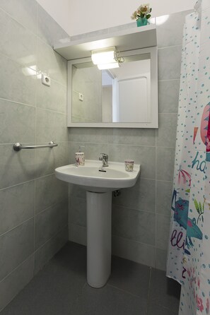 Ensemble douche/baignoire, sèche-cheveux, serviettes fournies