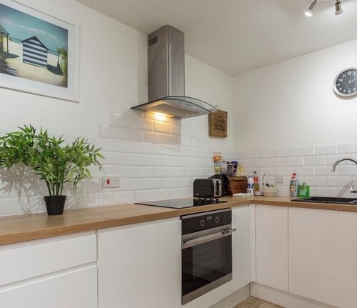 Centre of Town, 3 bedrooms, sleeps 6, own parking and patio close to The Oracle