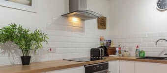 Centre of Town, 3 bedrooms, sleeps 6, own parking and patio close to The Oracle