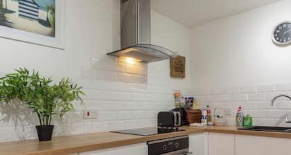 Centre of Town, 3 bedrooms, sleeps 6, own parking and patio close to The Oracle