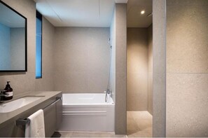 Quarto casal luxo | Banheiro | Produtos de toalete grátis, secador de cabelo, roupões de banho 