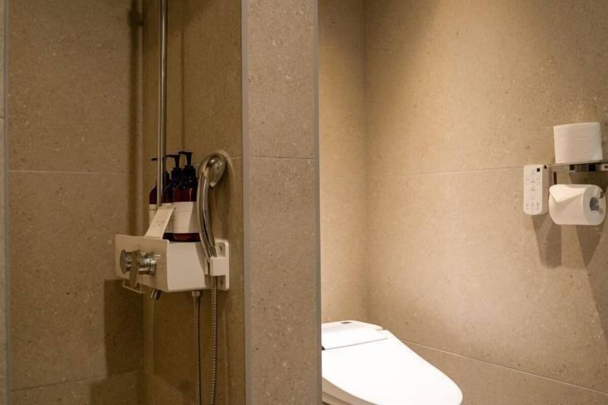 Articles de toilette gratuits, sèche-cheveux, peignoirs, chaussons