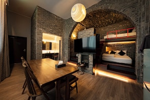 家庭客房 (Party Room) | 起居區 | 平面電視、付費電影、地暖系統