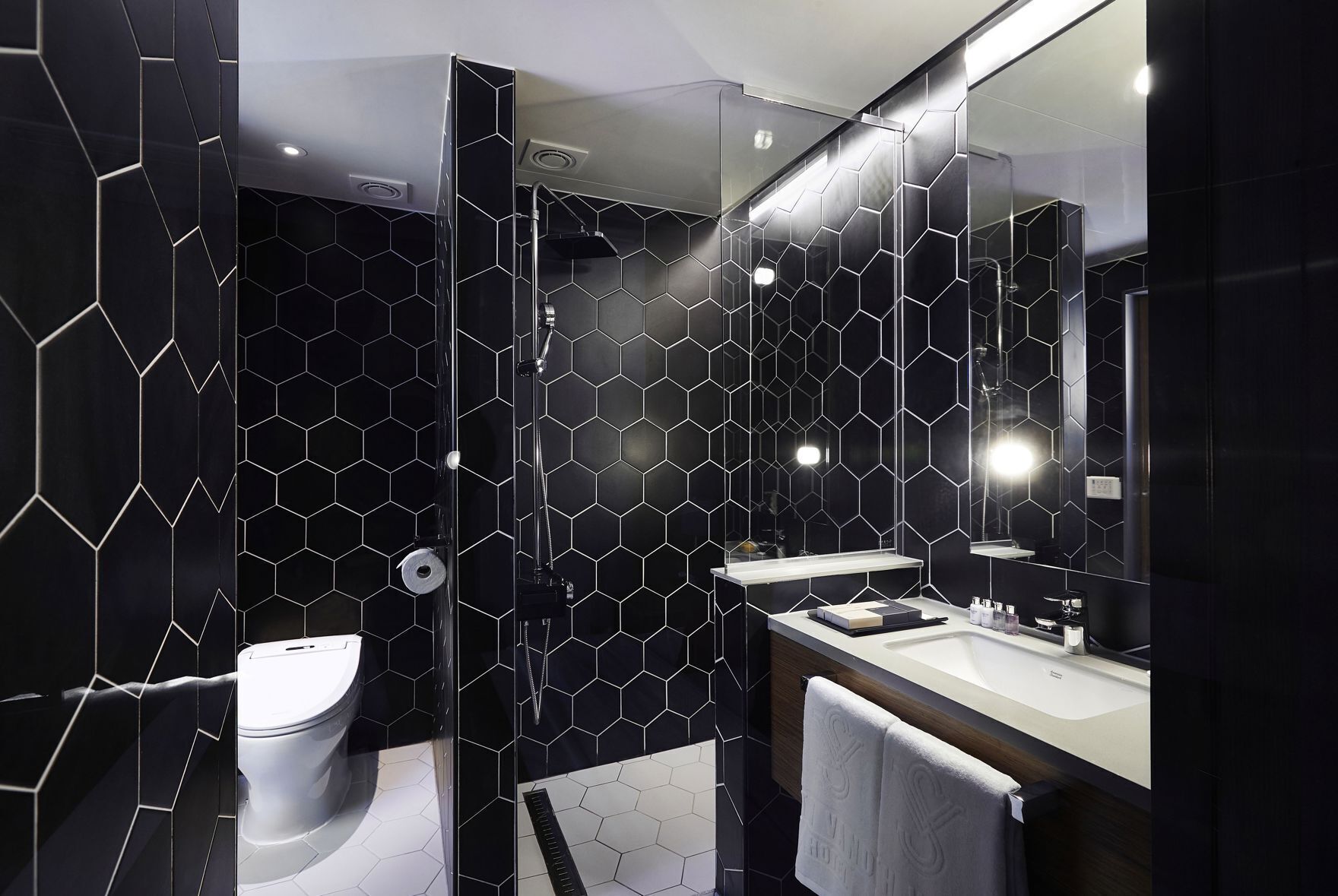 Kamar mandi | Perlengkapan mandi gratis, pengering rambut, jubah mandi, dan sandal