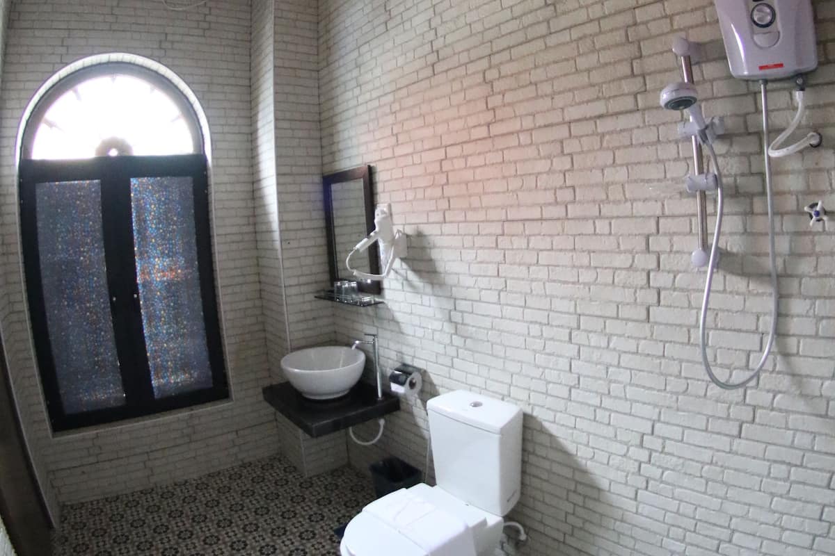 premium double room (front view) | bathroom | free toiletries, towels