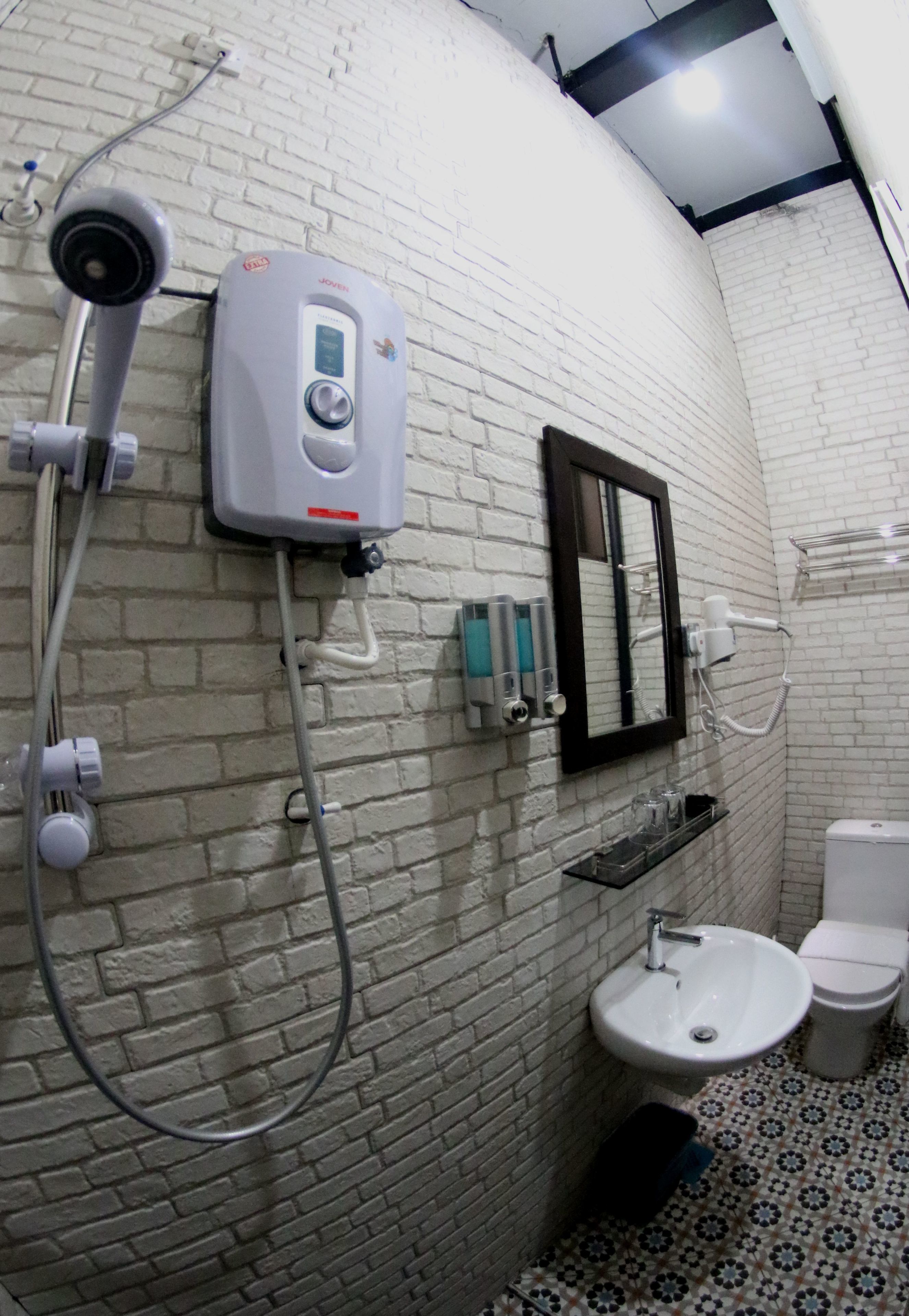 deluxe double room | bathroom | free toiletries, towels