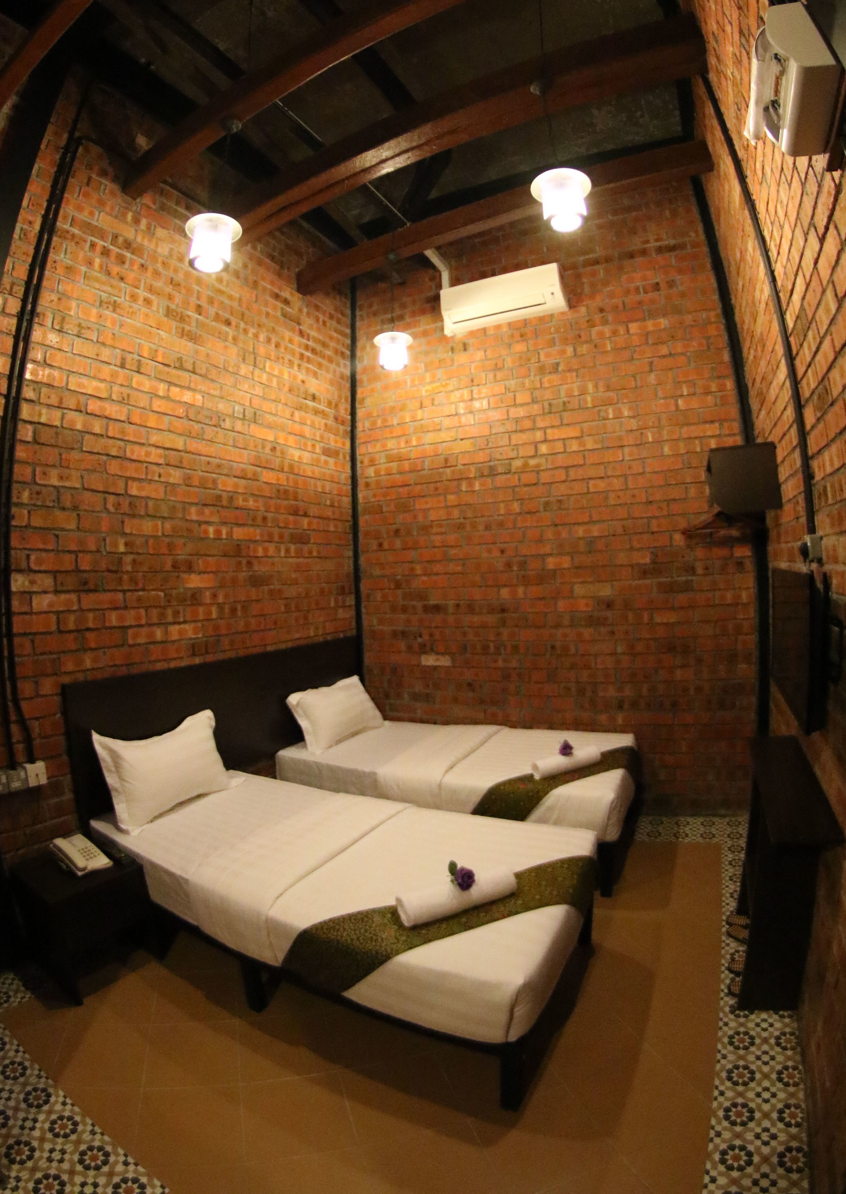 deluxe twin room, ground floor | in-room safe, desk, iron/ironing board, rollaway beds