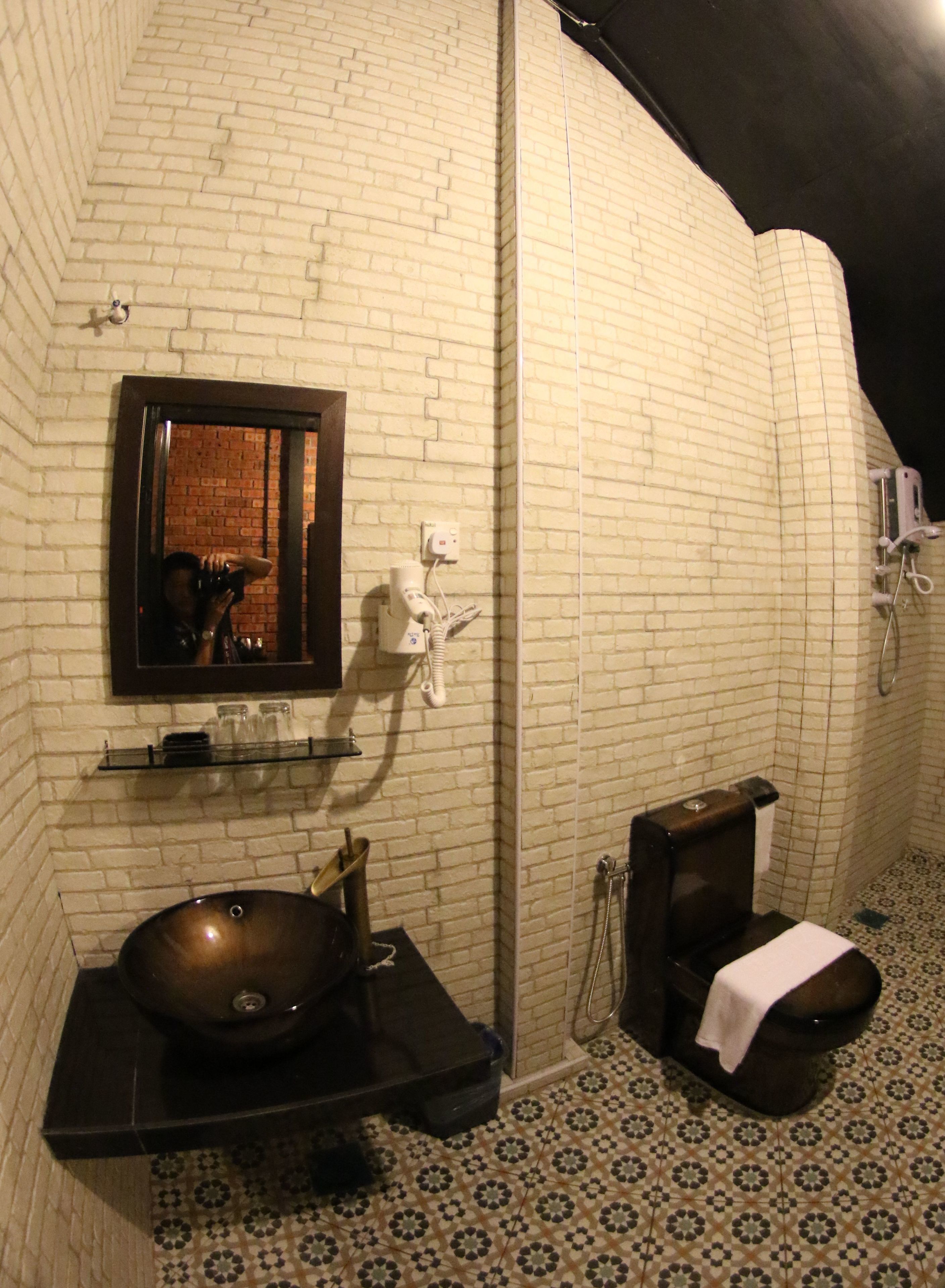 deluxe twin room, ground floor | bathroom | free toiletries, towels