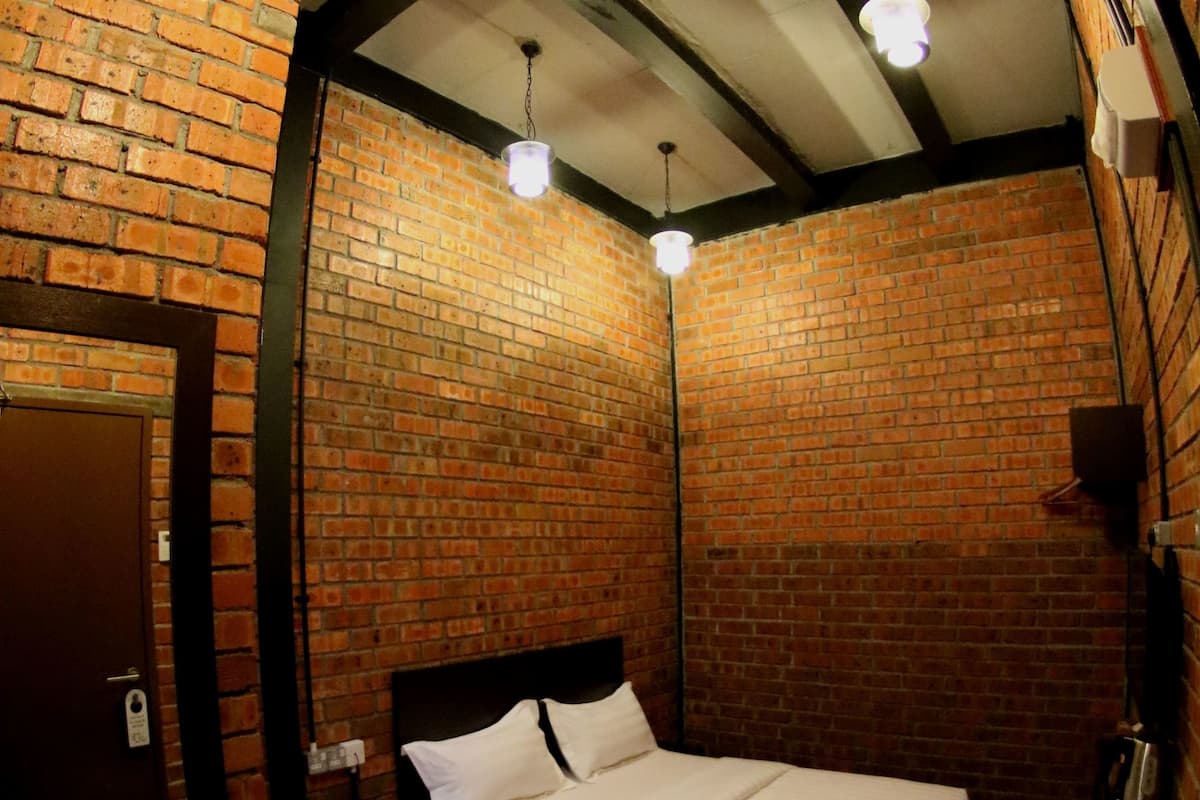 deluxe double room | in-room safe, desk, iron/ironing board, rollaway beds