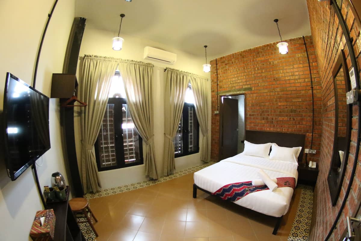 In-room safe, desk, iron/ironing board, rollaway beds