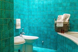 Combined shower/bathtub, hair dryer, bidet, towels - Villa Battiato - home n pool (Acireale)