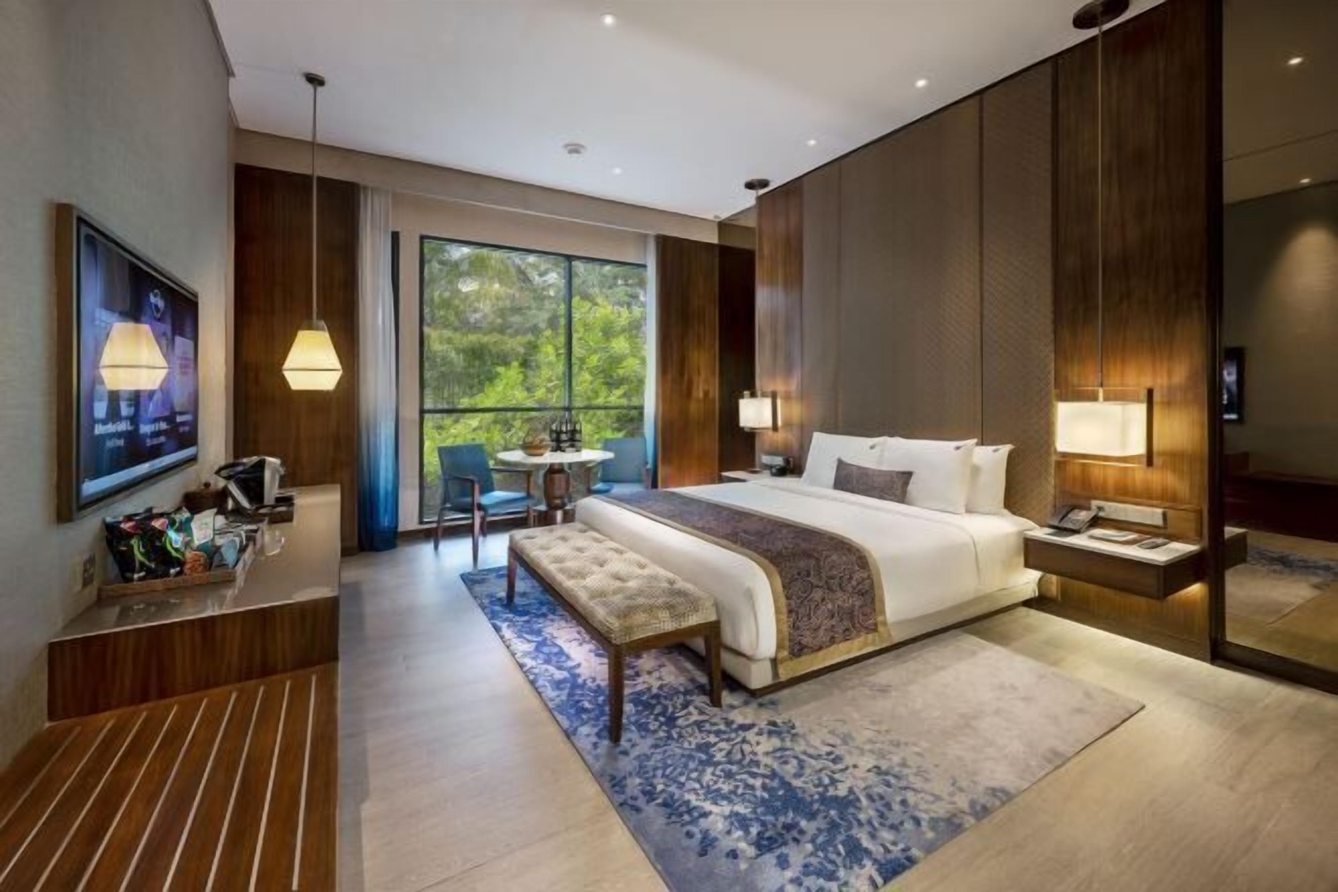 Premium bedding, in-room safe, desk, blackout drapes