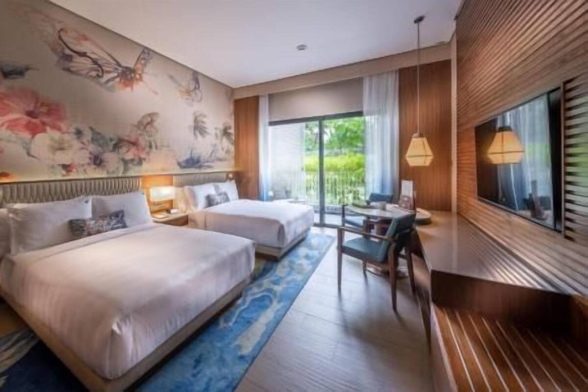 Peralatan tempat tidur premium, peti besi dalam bilik, meja 