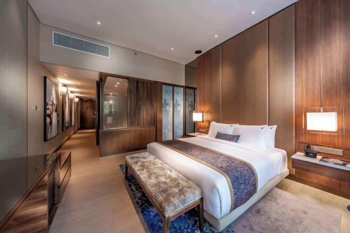 Premium bedding, in-room safe, desk, blackout drapes