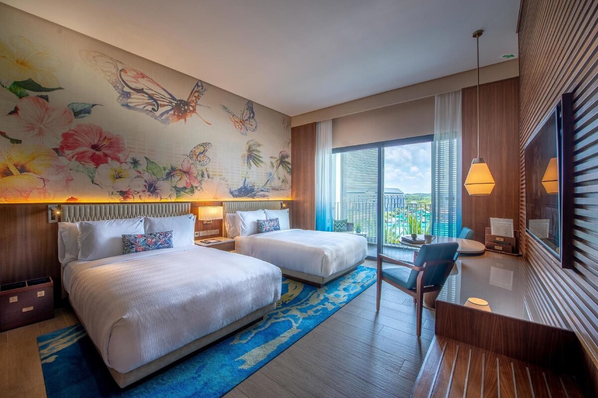 Premium bedding, in-room safe, desk, blackout curtains