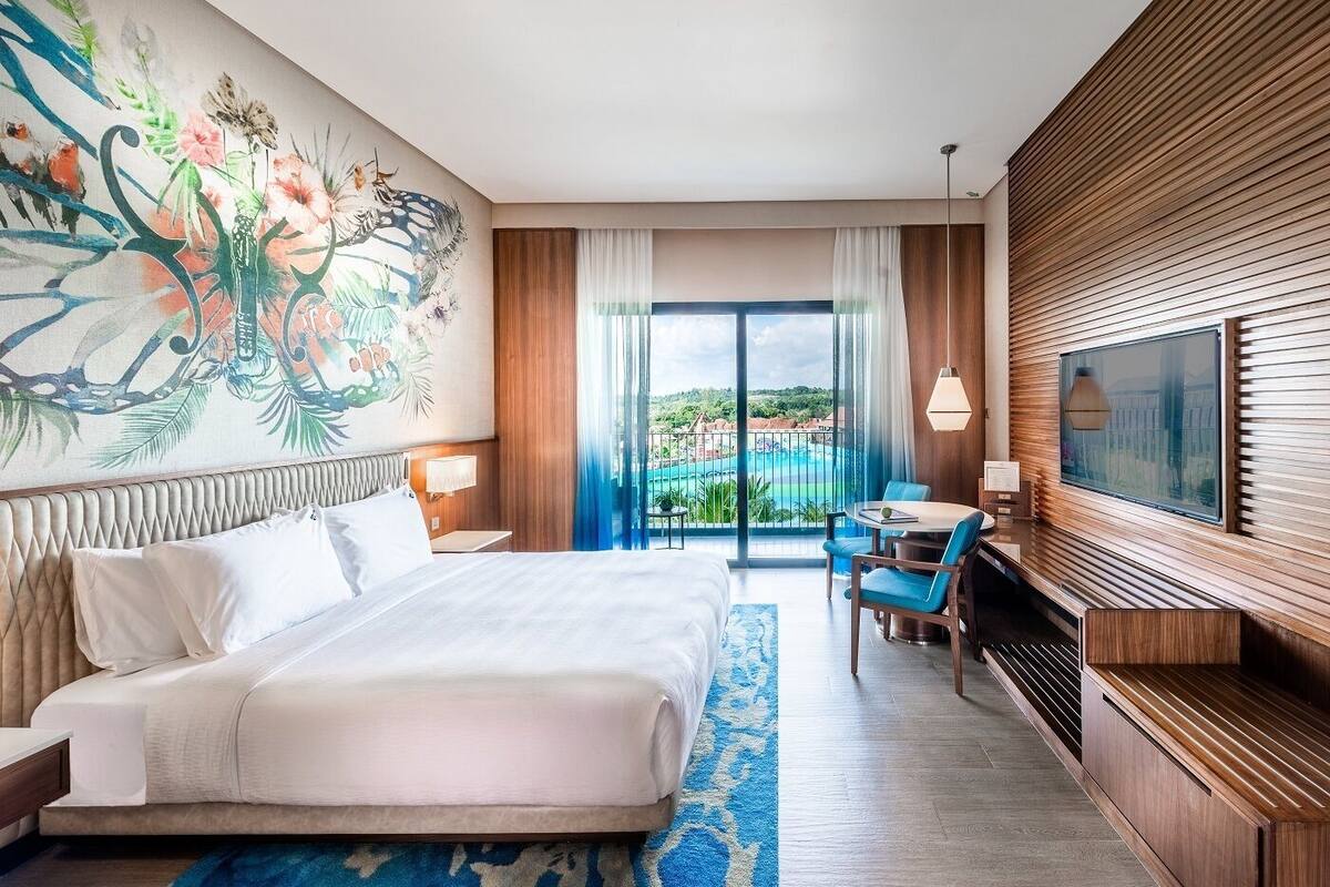 Peralatan tempat tidur premium, peti besi dalam bilik, meja 