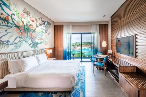 Premium bedding, in-room safe, desk, blackout drapes