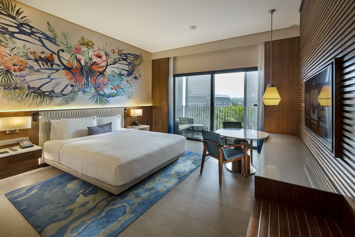 Peralatan tempat tidur premium, peti besi dalam bilik, meja 