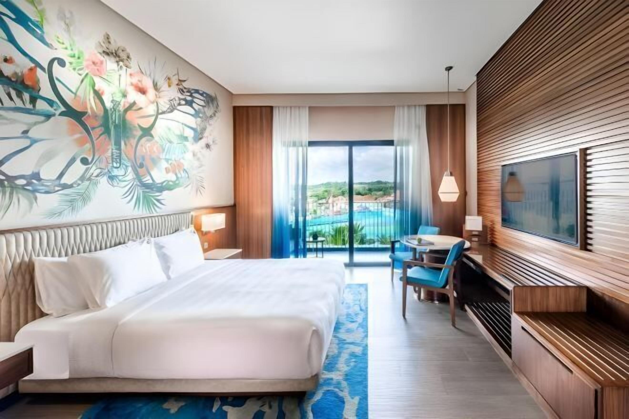 Premium bedding, in-room safe, desk, blackout drapes