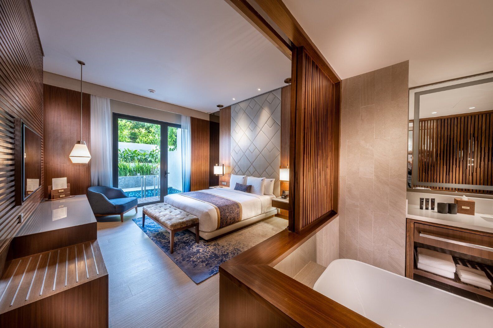 Bộ đồ giường cao cấp, két bảo mật tại phòng, bàn, màn/rèm cản sáng 