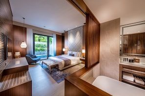 Ropa de cama de alta calidad y caja de seguridad en la habitación