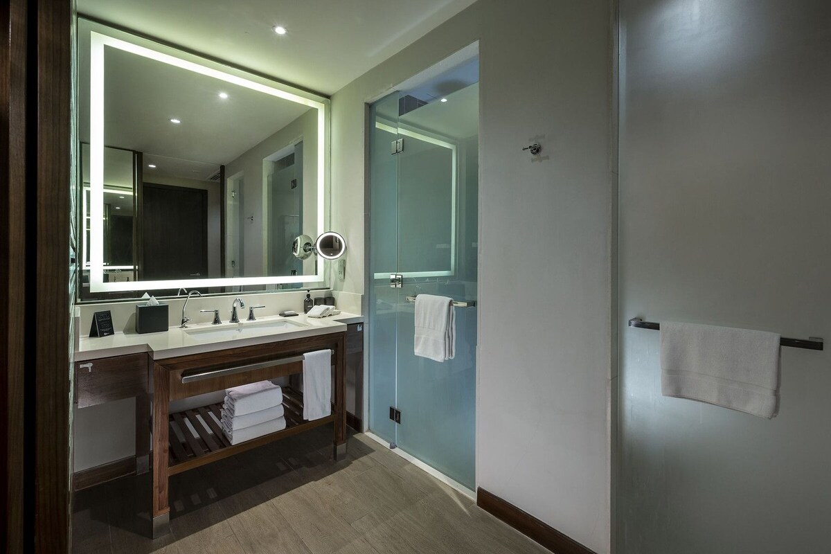 Bathroom | Free toiletries, hair dryer, bathrobes, slippers