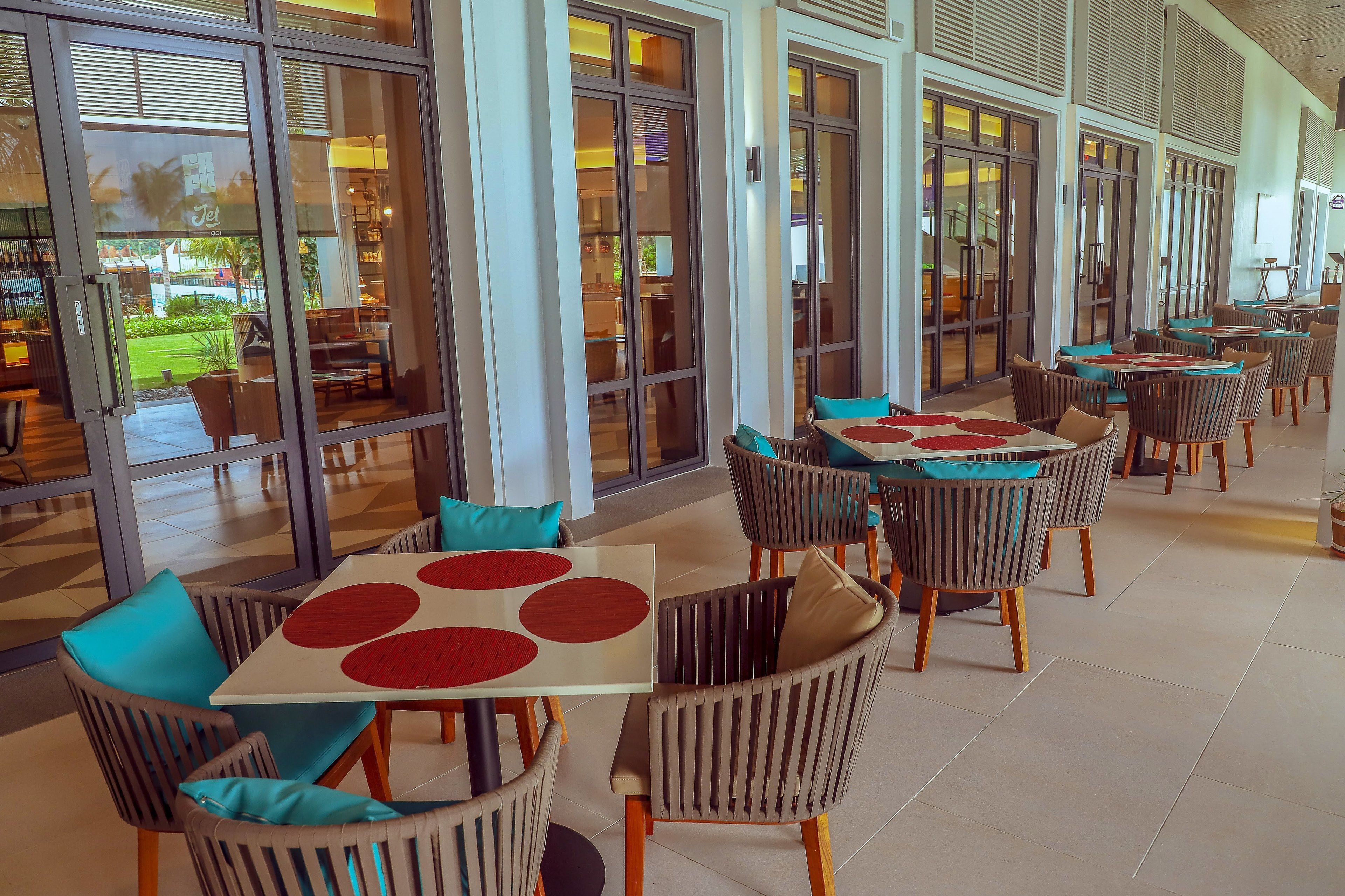 2 restaurants, breakfast, lunch served; local and international cuisine