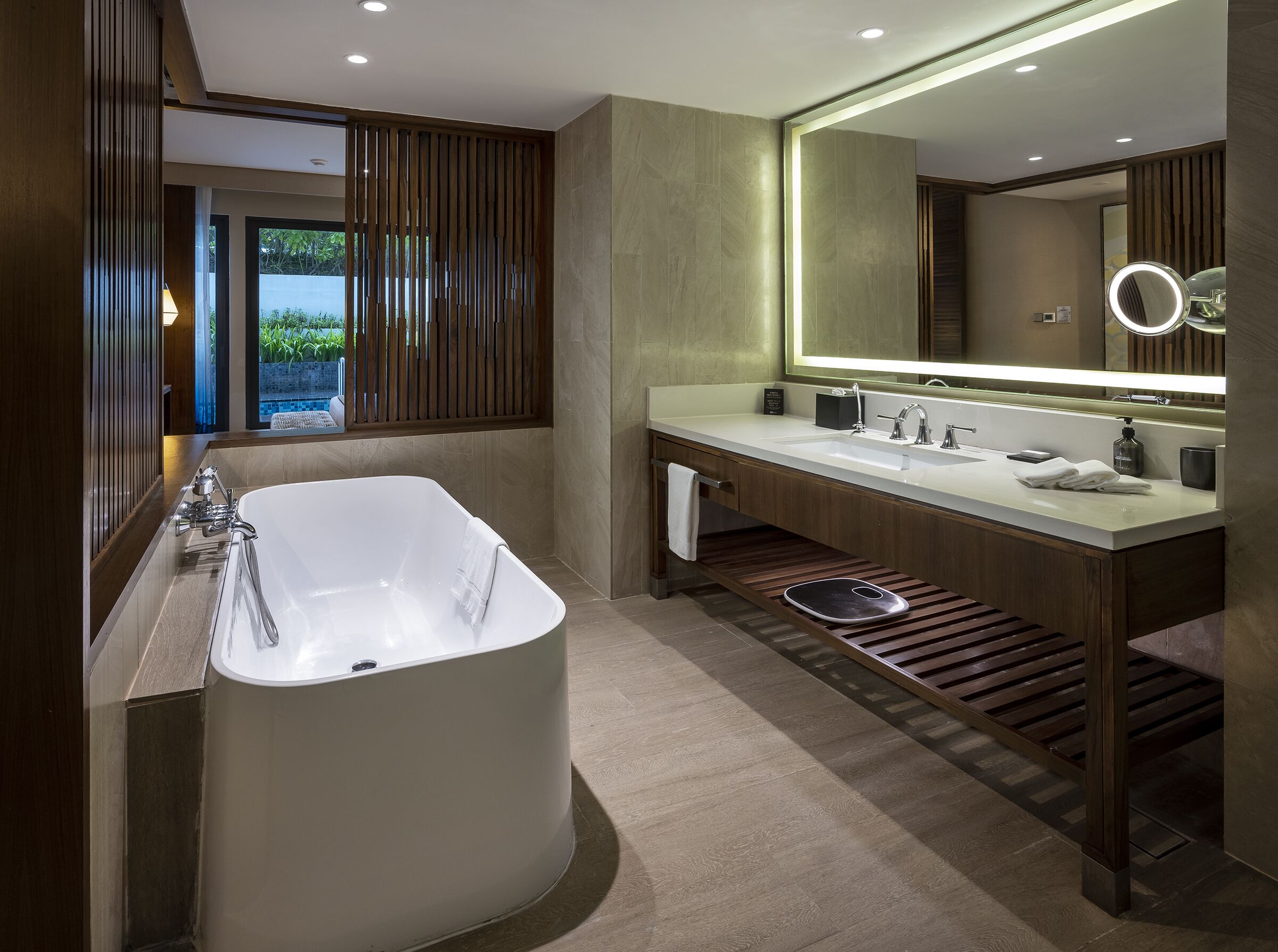 studio suite gold | bathroom | free toiletries, hair dryer, bathrobes, slippers