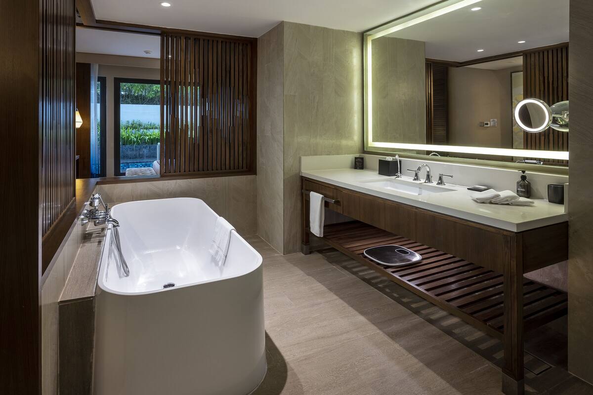 studio suite gold | bathroom | free toiletries, hair dryer, bathrobes, slippers