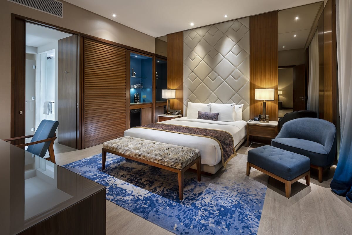 Suite (Rock) | Peralatan tempat tidur premium, peti besi dalam bilik, meja 