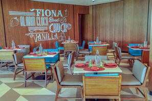 Café da manhã com buffet grátis todos os dias