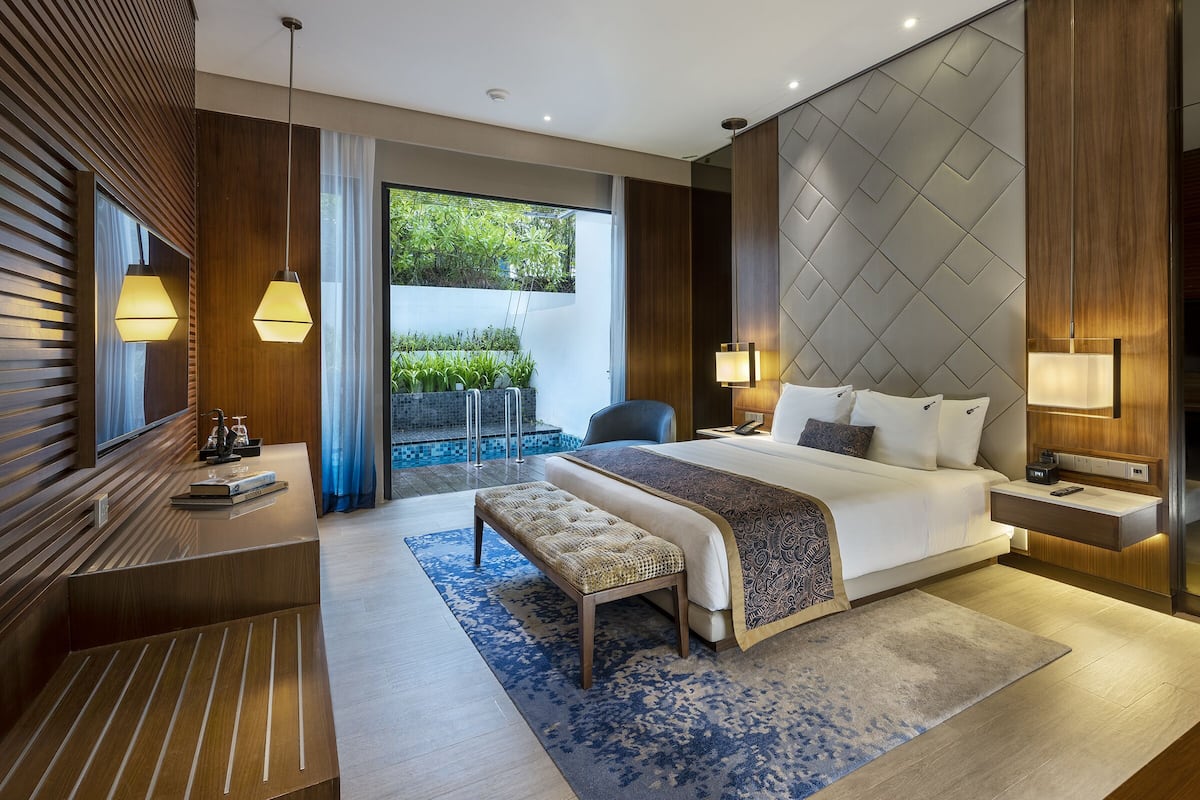 studio suite gold | premium bedding, in-room safe, desk, blackout curtains