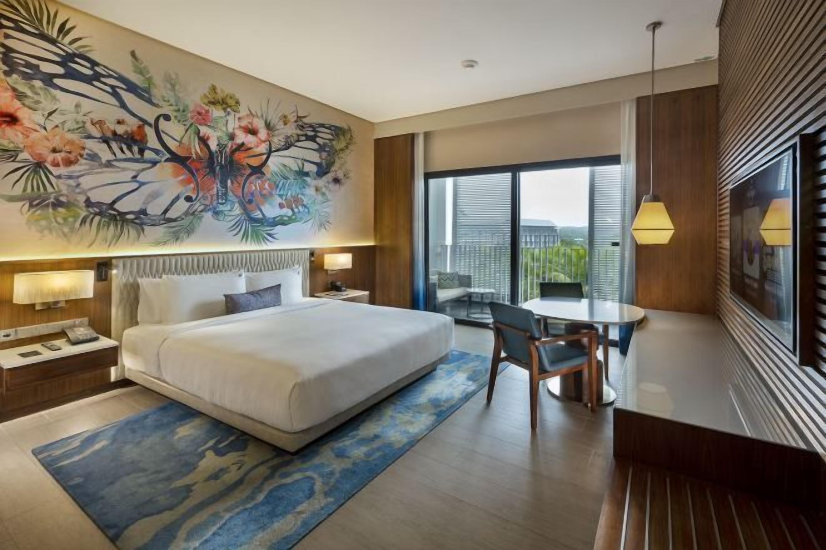 Premium bedding, in-room safe, desk, blackout drapes