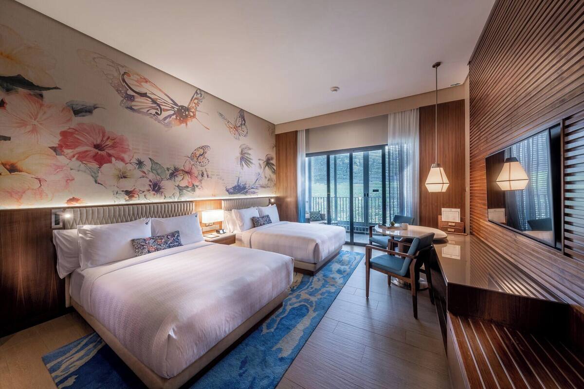 Peralatan tempat tidur premium, peti besi dalam bilik, meja 