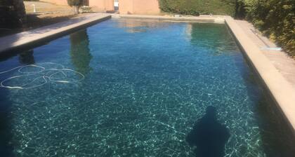 Trés grande villa idéalement située, piscine privée, billard, jacuzzi,clim,WIFI