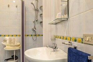 Chuveiro, secador de cabelo, bidê, toalhas de banho