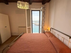 2 habitaciones, tabla de planchar con plancha y cuna de viaje 