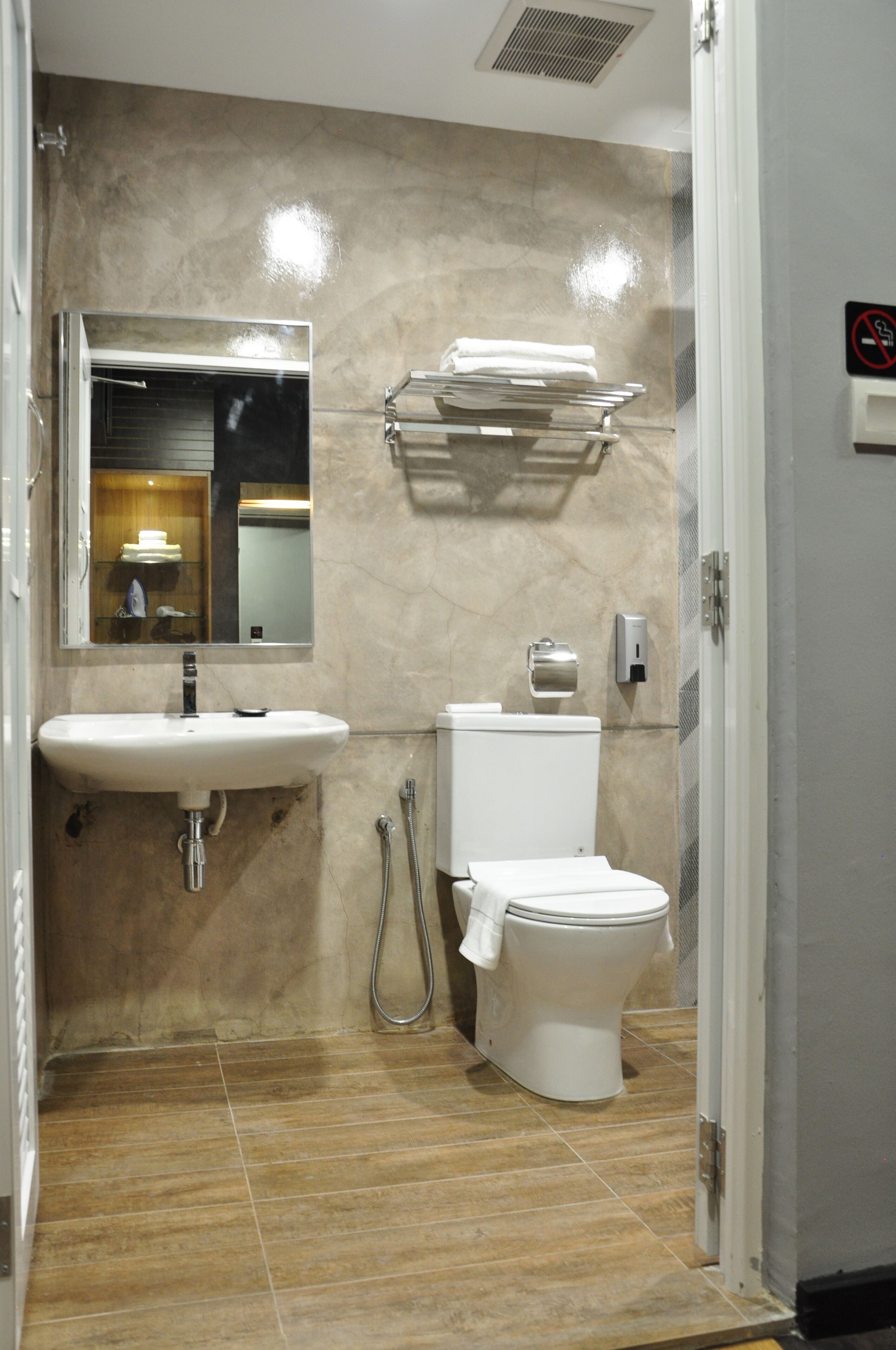 shower, free toiletries, hair dryer, bidet