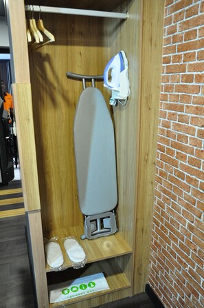 Habitación cuádruple superior | Minibar, escritorio, tabla de planchar con plancha y wifi gratis