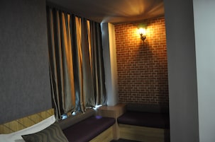 Minibar, escritorio, tabla de planchar con plancha y wifi gratis