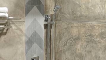 Shower, free toiletries, hair dryer, bidet