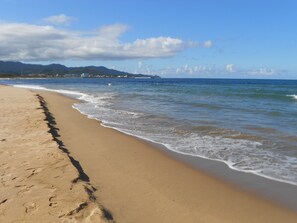 Nálægt ströndinni, hvítur sandur