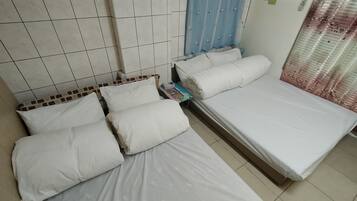 1 غرفة نوم وبديكورات فريدة لكل غرفة وطراز فريد لكل وحدة وستائر تعتيم