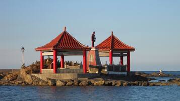 بالقرب من الشاطئ، رمال بيضاء