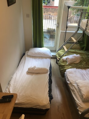 Habitación cuádruple familiar, balcón (En Suite) | Wifi gratis y ropa de cama
